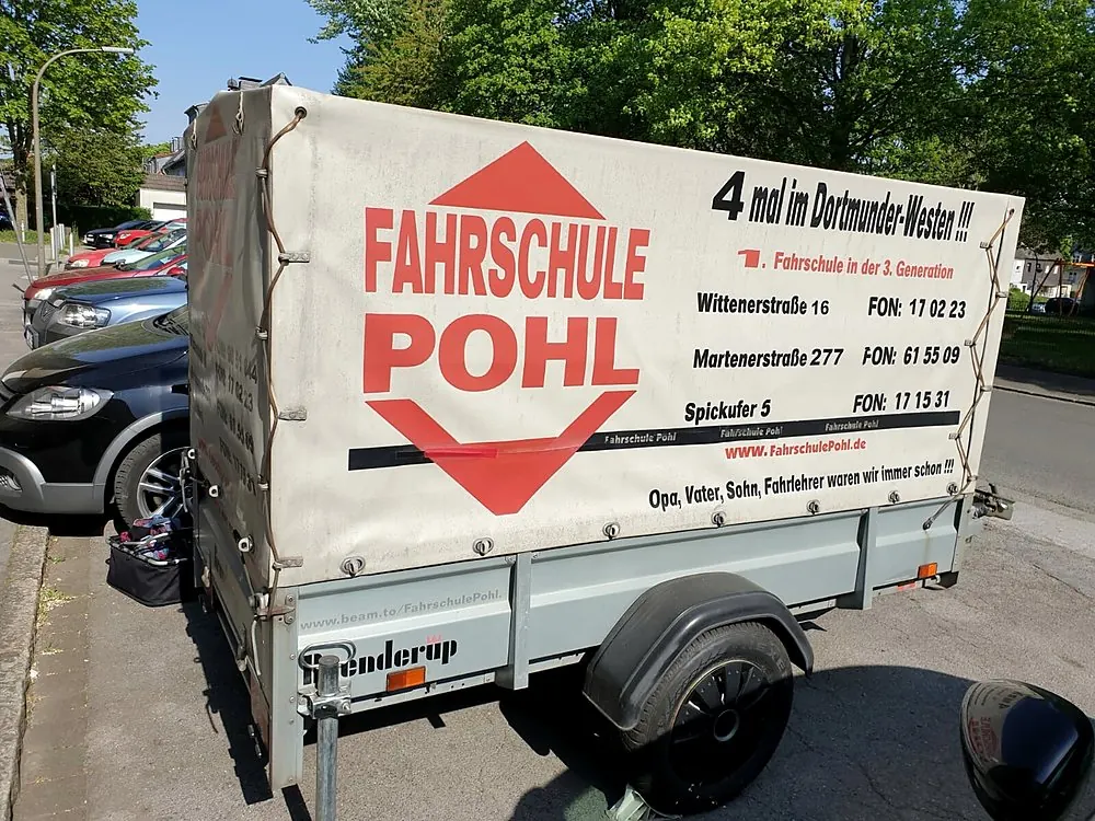 Der eigene Ausbildungsanhänger der Fahrschule Pohl für die Klasse BE