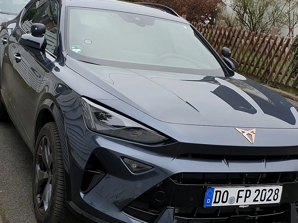 Dunkelgrauer Cupra Formentor der Fahrschule Pohl von vorn, Kennzeichen DO-FP 2028