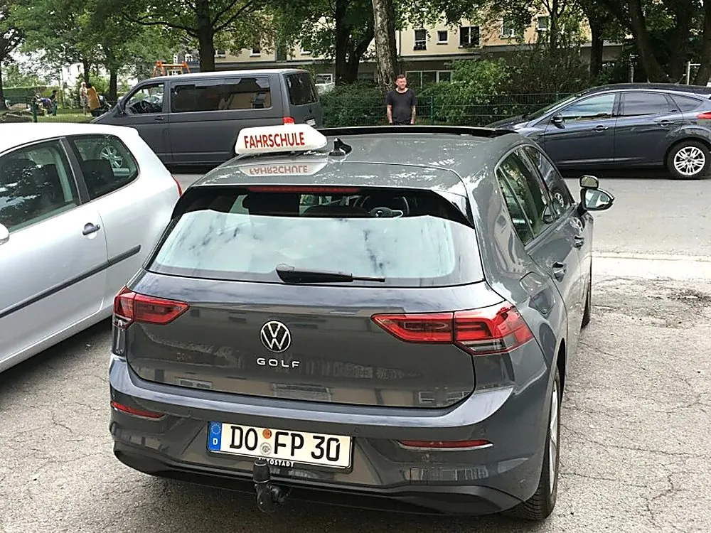 VW Golf 8 der Fahrschule Pohl, Ausbildungsfahrzeug für die Klasse B als Schaltwagen