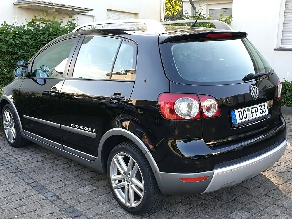 Schwarzer VW Cross Golf der Fahrschule Pohl von schräg hinten, Kennzeichen DO-FP 33