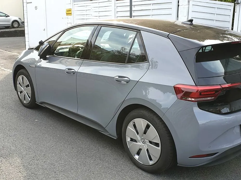 Grauer VW ID.3 der Fahrschule Pohl von schräg hinten am Straßenrand