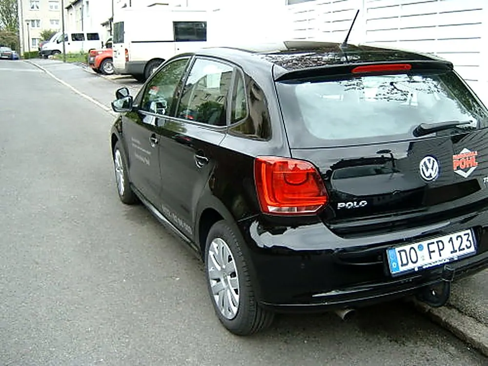 Schwarzer VW Polo der Fahrschule Pohl von schräg hinten mit Anhängerkupplung, Kennzeichen DO-FP 123