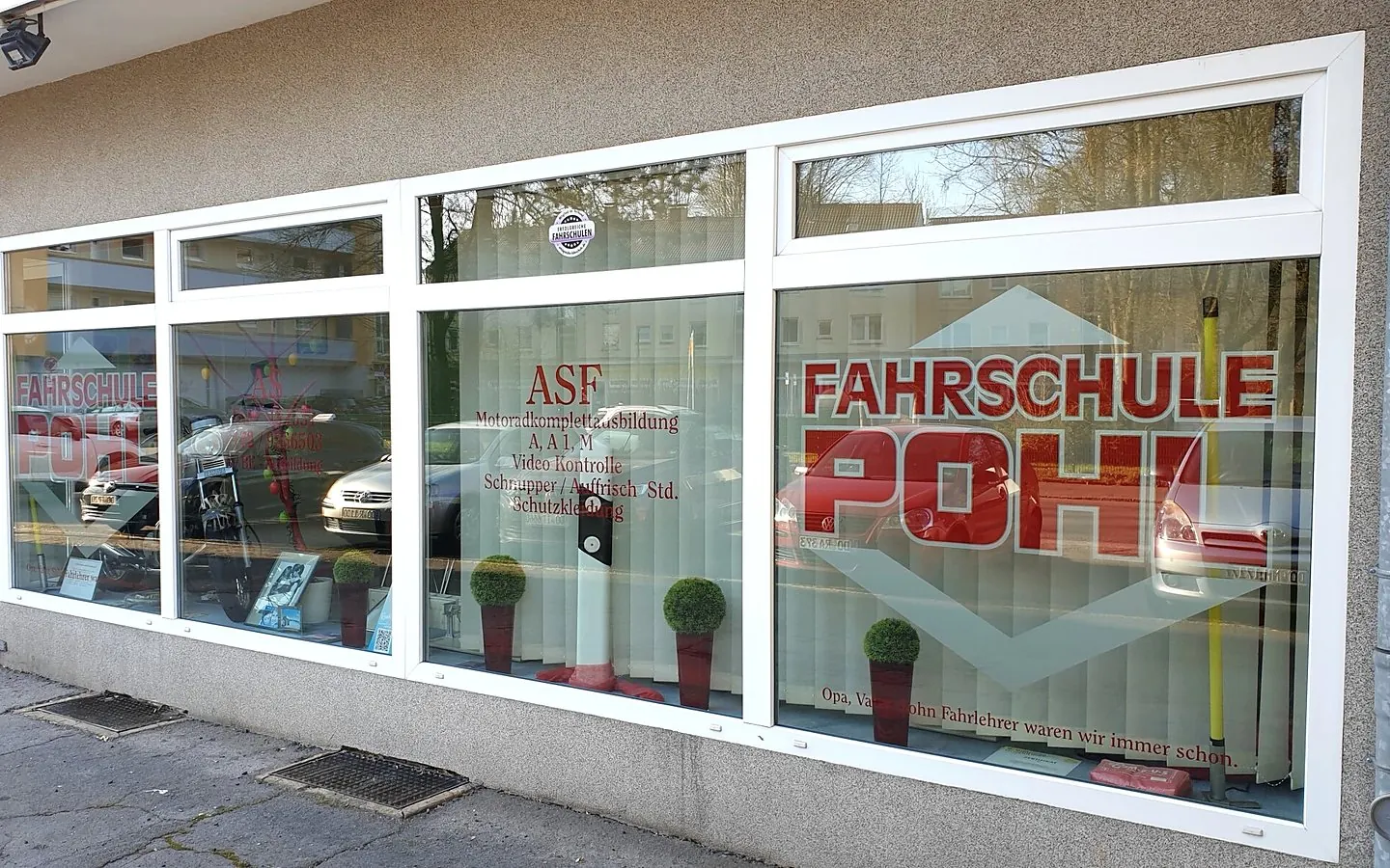 Schaufenster der Fahrschule Pohl am Spickufer 5 in Dortmund-Dorstfeld