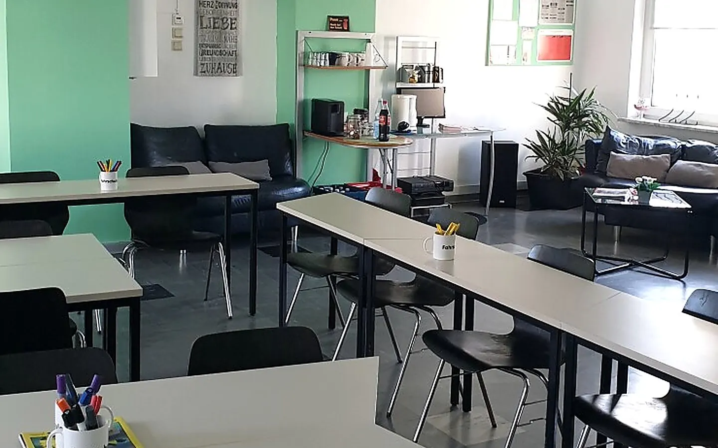 Unterrichtsraum der Filiale Dorstfeld mit Tischreihen und Whiteboard