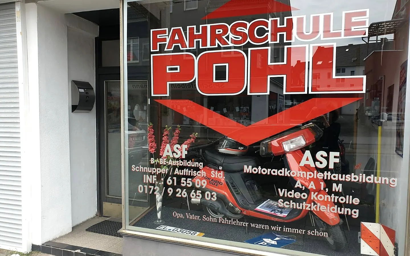 Schaufenster der Fahrschule Pohl an der Martener Straße 277 in Dortmund-Marten