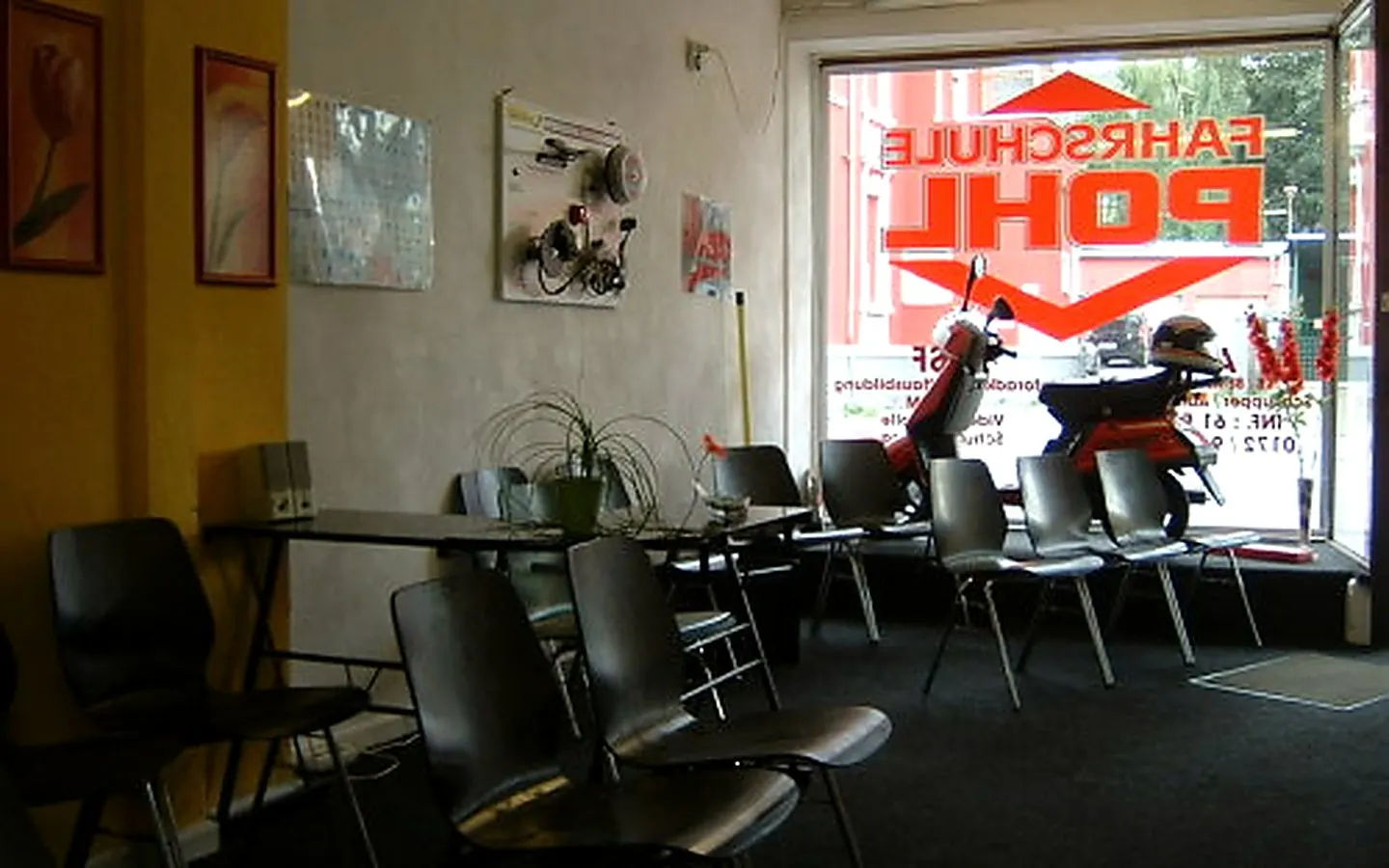 Unterrichtsraum der Filiale Marten mit Blick zum Schaufenster